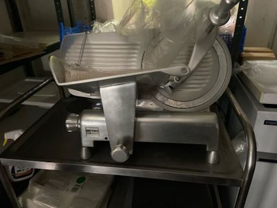 Trancheuse à jambon MÉTRO Vente à l'Hôtel des ventes - 26 bi…