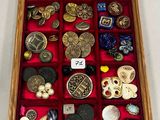 une boîte en bois contenant toutes sortes de boutons