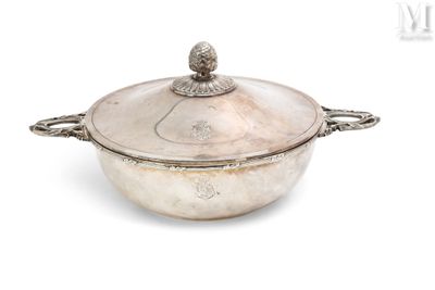 une cocotte ancienne en métal argenté avec un couvercle, sur fond blanc