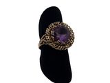 Gros plan sur une bague ornée d'une pierre violette