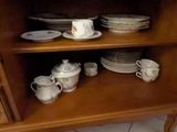 un buffet sur lequel sont posés de nombreux plats