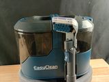 un aspirateur posé sur une table en bois