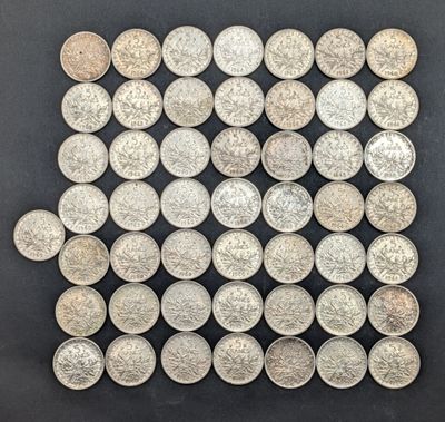 un tas de pièces d'argent posé sur une surface noire