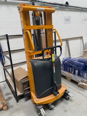 une photo d'un chariot élévateur à fourche transportant un grand conteneur