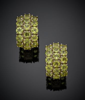 une paire de boucles d'oreilles en péridot et diamants