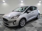 une Ford Fiesta argentée garée sur un sol en carrelage à damier