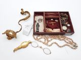 une boîte contenant tout un tas de bijoux