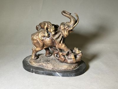 une statue représentant deux éléphants en train de se battre, posée sur un socle en marbre