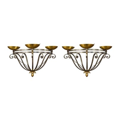une paire d'appliques en laiton et en verre sur fond blanc