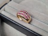 une bague en or sertie de pierres roses et blanches