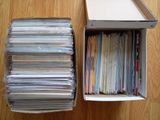 beaucoup de disques dans une boîte posée par terre