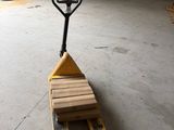 une palette posée au milieu d'un garage