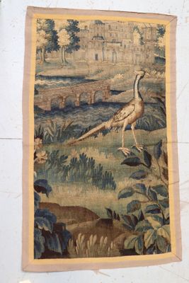 une image d'une tapisserie accrochée au mur
