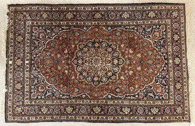 un tapis persan ancien orné d'un motif en médaillon