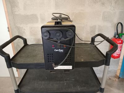un petit chariot sur lequel est posée une petite machine