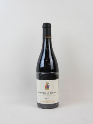 une bouteille de vin rouge sur fond blanc
