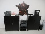 une armoire noire sur laquelle est posée une imprimante