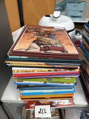 Un lot d'environ trente bandes dessinées.