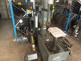 une machine qui se trouve dans un entrepôt
