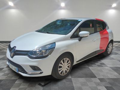 la voiture blanche et rouge est garée sur un sol en damier