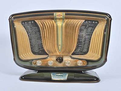 une radio à l'ancienne posée sur un meuble