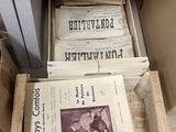 de nombreux livres anciens dans une caisse en bois posée par terre