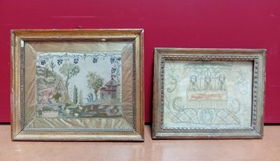 deux tableaux encadrés posés sur une table en bois