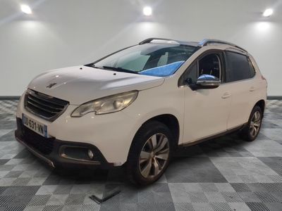 la petite voiture blanche est garée dans la pièce au sol en damier