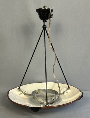une assiette noire et blanche sur laquelle est posée une lampe