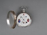une montre de poche en argent sur laquelle figure une image représentant des personnes