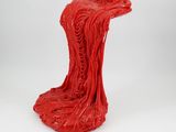 une image représentant une sculpture rouge sur un fond blanc