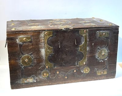 une petite boîte en bois sur laquelle est représenté un ours en peluche