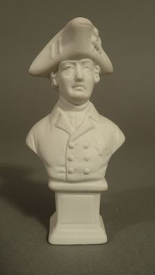 statue représentant le buste d'un homme coiffé d'un chapeau