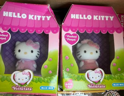 des boîtes de jouets Hello Kitty sur une étagère dans un magasin