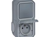 une image représentant une prise électrique grise sur fond blanc