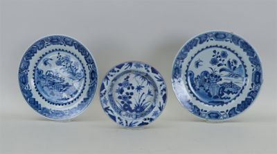 trois assiettes bleues et blanches ornées de fleurs et d'oiseaux