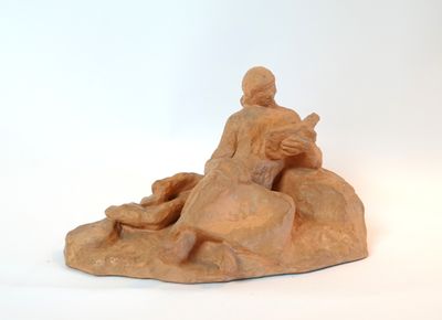 figurine représentant un homme et une femme assis sur un rocher