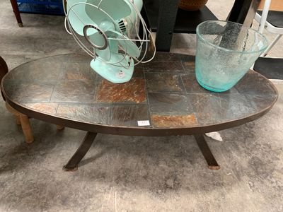 Table basse de forme ovale, piétement métallique