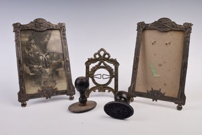 trois cadres anciens et un tampon posés sur une table