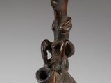 une image représentant une sculpture en bois d'un homme tenant un oiseau