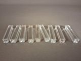 six tubes en plastique transparent sont alignés sur une surface grise