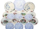 beaucoup d'assiettes bleues et blanches sur la table