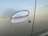 un gros plan sur la poignée d'une portière de voiture