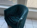 une chaise qui se trouve devant une fenêtre