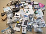 beaucoup d'appareils électroniques sur la table et par terre