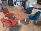 quatre chaises et une table au milieu d'une pièce
