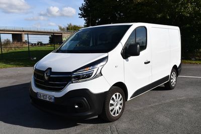 la photo d'une camionnette blanche garée sur un parking