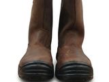 une paire de bottes en cuir marron sur fond blanc