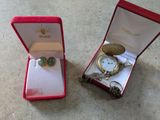 une petite boîte contenant une montre et une bague