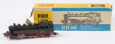 un petit train qui se trouve à côté d'une boîte